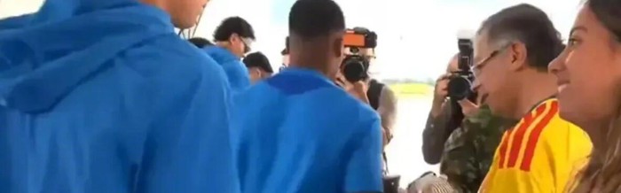 MK体育登录入口-J罗拒与总统女儿合影引风波，哥伦比亚队授旗仪式气氛紧张|哈梅斯·罗德里格斯|安东内拉|国家队|哈梅斯罗德里格斯|安东内_新浪体育_新浪新闻