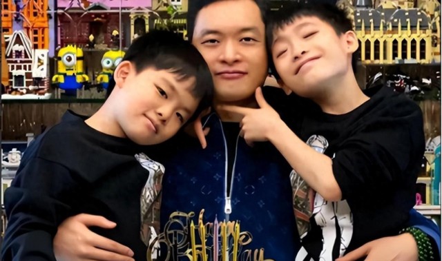 37岁男篮传奇人物：定居广东，身居要职财富自由，娶娇妻生双胞胎